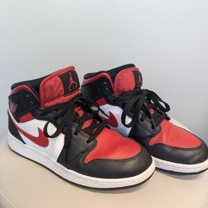 Nike Air Jordan 1 Mid Sneaker black fire red white Youth size 6 without tags